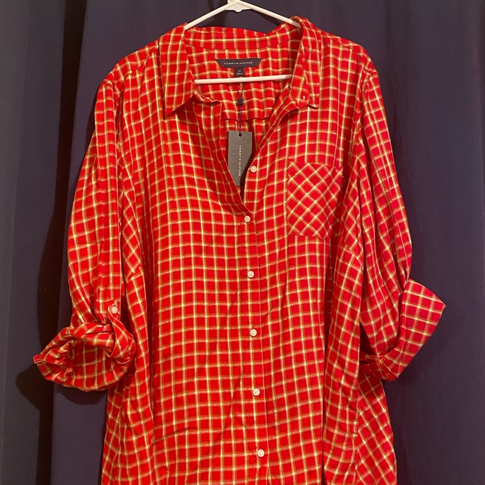 Women’s Tommy Hilfiger plus sized button down shirt with roll tab sleeve!! - Picture 4 of 5